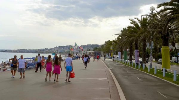 ニースの遊歩道は夏に人気の場所です-フランスのニース市- 2020年7月10日 — ストック写真