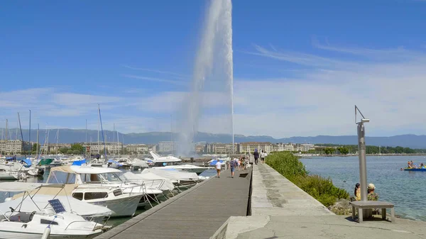 La famosa fuente en el lago de Ginebra - GINEBRA, SUIZA - 8 de JULIO de 2020 —  Fotos de Stock