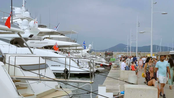 Yachts de luxe dans le port de Saint Tropez - ST TROPEZ, FRANCE - 13 JUILLET 2020 — Photo