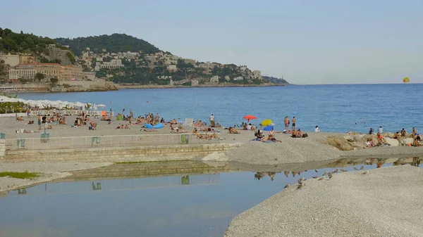 Stranden en Strandclubs in Nice - Stad van NICE, FRANKRIJK - 10 juli 2020 — Stockfoto