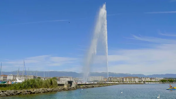 La famosa fontana sul lago di Ginevra - GENEVA, SVIZZERA - 8 LUGLIO 2020 — Foto Stock