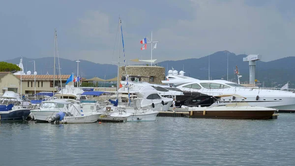 Puerto de Saint Tropez es un lugar popular para los turistas- ST TROPEZ, FRANCIA - 13 de JULIO de 2020 — Foto de Stock