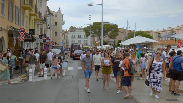 Saint Tropez Limanı turistler için popüler bir yerdir. St. TROPEZ, FRANCE - 13 Temmuz 2020