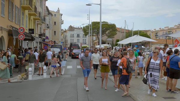 세인트 트로 페즈 항 (Port of Saint Tropez) 은 손님에게 인기 있는 곳이다 . ST TROPEZ, FRANCE - JLY 13, 2020 — 스톡 사진