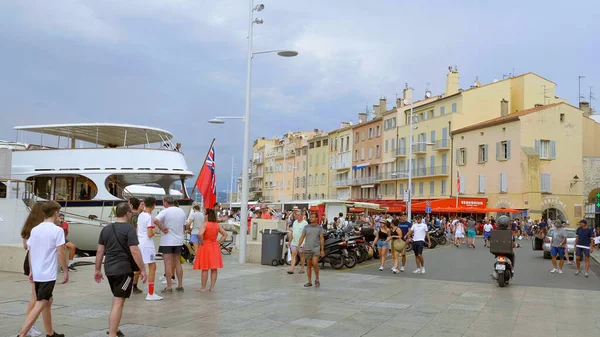 サントロペーズ市内を歩く観光客- ST TROPEZ,フランス- 2020年7月13日 — ストック写真