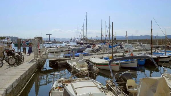 Puerto de Saint Tropez es un lugar popular para los turistas- ST TROPEZ, FRANCIA - 13 de JULIO de 2020 —  Fotos de Stock