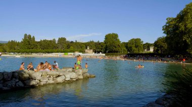 İsviçre 'deki Cenevre Gölü' nde güneşlenmek - GENEVA, SWitzERLAND - 8 Temmuz 2020