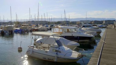 Yazın Cenevre Gölü 'nde tekneler - GENEVA, SWitzERLAND - 8 Temmuz 2020