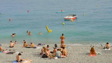 İnsanlar 10 Temmuz 2020 'de Nezaket Şehri' nde güneşleniyorlar.