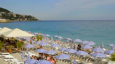 İnsanlar 10 Temmuz 2020 'de Nezaket Şehri' nde güneşleniyorlar.