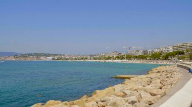 Yazın Croisette 'deki ünlü Cannes plajı - CANNES, FRANCE - 12 Temmuz 2020