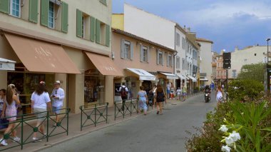 Saint Tropez 'deki tüm ünlü tasarımcıların lüks mağazaları. St. TROPEZ, FRANCE - 13 Temmuz. 2020