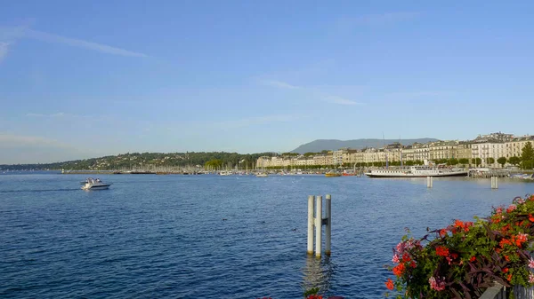 Bellissimo Lago di Ginevra nella città di Ginevra in Svizzera - GENEVA, Svizzera - 8 LUGLIO 2020 — Foto Stock