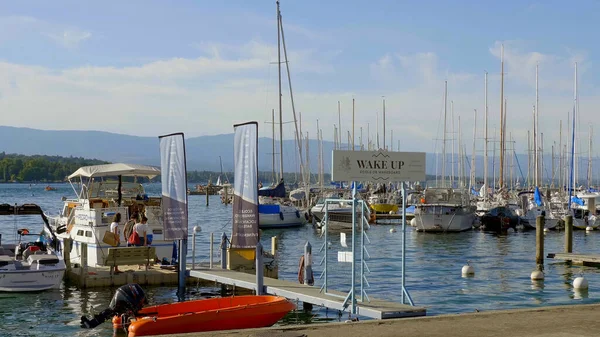 Barcos en el lago de Ginebra a la hora de verano - GINEBRA, SUIZA - 8 de julio de 2020 —  Fotos de Stock