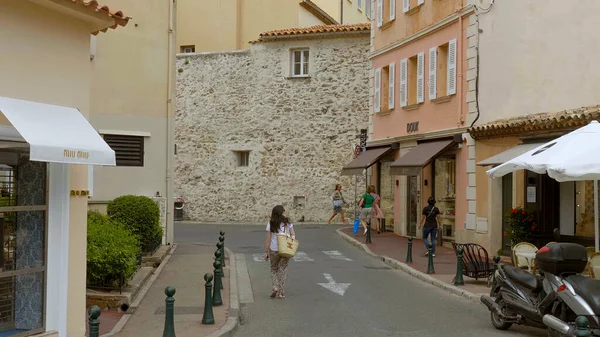 Toeristen wandelen door de stad Saint Tropez- ST TROPEZ, FRANKRIJK - 13 juli 2020 — Stockfoto