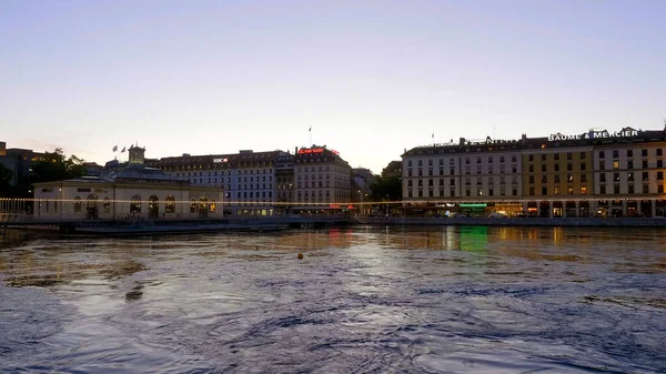 Beautiful seaside of Lake Geneva in the evening - GENEVA, SWITZERLAND - JULY 8, 2020 — Stock Photo, Image