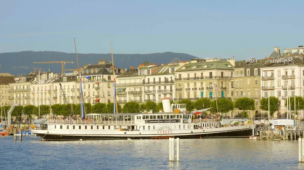 Barcos en el lago de Ginebra a la hora de verano - GINEBRA, SUIZA - 8 de julio de 2020 — Foto de Stock