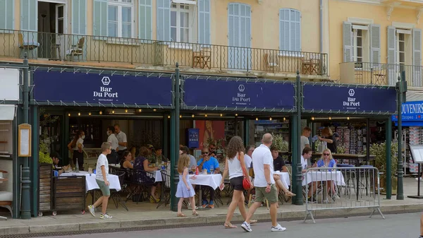 Bárok és éttermek Saint Tropez kikötőjében - ST TROPEZ, Franciaország - 2020. JÚLIUS 13. — Stock Fotó