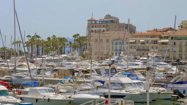 Cannes Marina - en liten hamn för båtar i staden - CITY OF CANNES, FRANKRIKE - 12 juli 2020 — Stockfoto