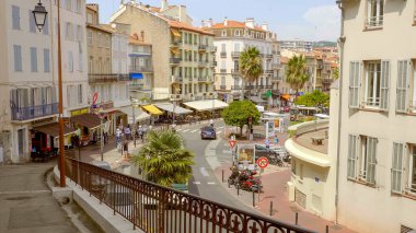 Güneşli bir günde Cannes şehrinde sokak manzarası - CANES ŞEHRİ, FRANSA - 12 Temmuz 2020