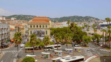 Cannes şehri üzerindeki hava manzarası - CANNES ŞEHRİ, FRANSA - 12 Temmuz 2020