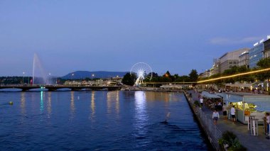 Akşam Cenevre Gölü üzerinde panoramik manzara - GENEVA, SWitzERLAND - 8 Temmuz 2020
