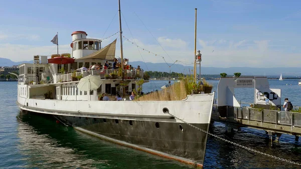 Restauirante de barco e café no Lago de Genebra - GENEVA, SUÍÇA - JULHO 8, 2020 — Fotografia de Stock