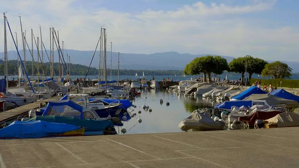Pequeño puerto y puerto deportivo en el Lago de Ginebra - GINEBRA, SUIZA - 8 de JULIO de 2020 —  Fotos de Stock