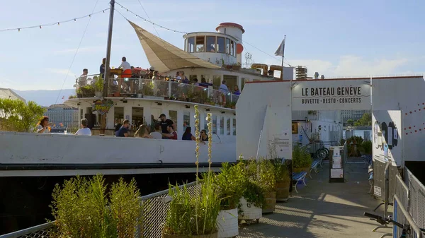 Boat restauirant and cafe on Lake Geneva - GENEVA, ΕΛΒΕΤΙΑ - 8 Ιουλίου 2020 — Φωτογραφία Αρχείου