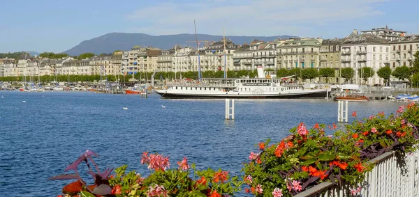 Ciudad de Ginebra y Lago de Ginebra en Suiza - GINEBRA, SUIZA - 8 DE JULIO DE 2020 — Foto de Stock