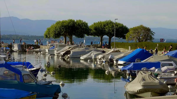 Barcos en el lago de Ginebra a la hora de verano - GINEBRA, SUIZA - 8 de julio de 2020 —  Fotos de Stock