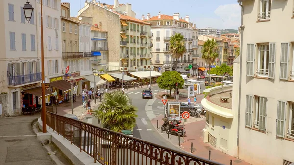 Utcai kilátás Cannes-ban egy napsütéses napon - CANNES városa, Franciaország - Július 12, 2020 — Stock Fotó