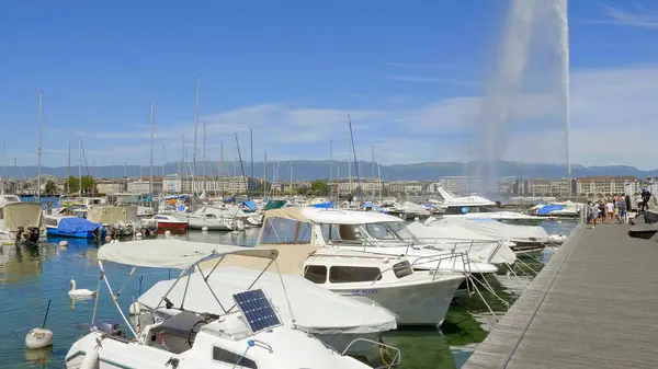 Pequeño puerto y puerto deportivo en el Lago de Ginebra - GINEBRA, SUIZA - 8 de JULIO de 2020 — Foto de Stock