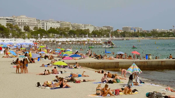A famosa praia de Cannes na Croisette no verão - CIDADE DE CANNES, FRANÇA - JULHO 12, 2020 — Fotografia de Stock