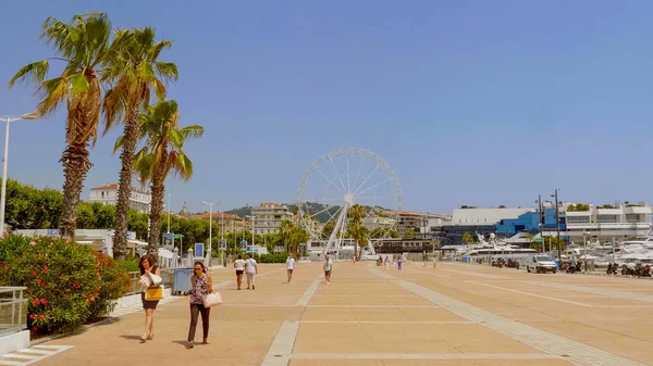Promenaden längs Medelhavet i Cannes - CITY of CANNES, FRANKRIKE - 12 juli 2020 — Stockfoto