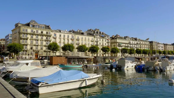 Città di Ginevra e Lago di Ginevra in Svizzera - GENEVA, SVIZZERA - 8 LUGLIO 2020 — Foto Stock