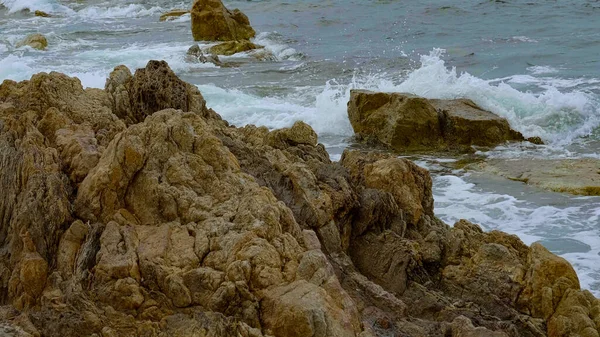 海浪冲击着大海中的岩石 — 图库照片