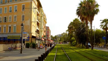 Nice 'in merkezindeki tramvay rayları - Güzel Şehir, FRANSA - 10 Temmuz 2020