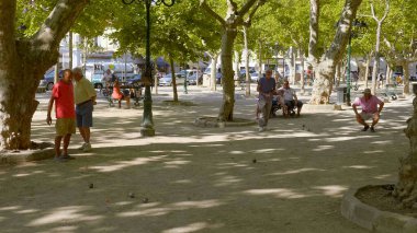 Saint Tropez 'de Boule oynayan insanlar - St. TROPEZ, FRANCE - 13 Temmuz 2020