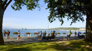 İsviçre Cenevre 'deki Cenevre Gölü' nde İngiliz bahçesi - GENEVA, SWitzERLAND - 8 Temmuz 2020