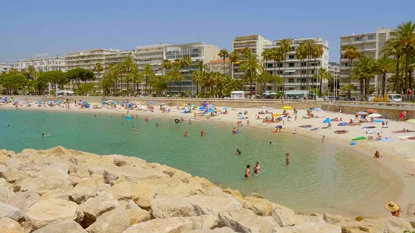 Het beroemde strand van Cannes aan de Croisette in de zomer - CITY of CANNES, Frankrijk - 12 JULI 2020 — Stockfoto