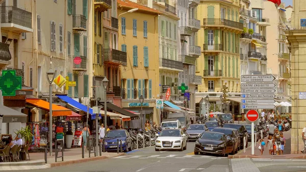 Gatuvy i staden Cannes på en solig dag - CITY OF CANNES, FRANKRIKE - 12 juli 2020 — Stockfoto