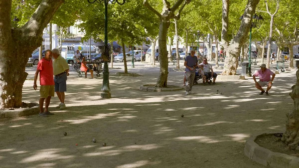 Personer som spelar Boule i Saint Tropez- ST TROPEZ, FRANKRIKE - 13 juli 2020 — Stockfoto