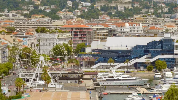 페리스 휠 앤 카지노 ( 영어 ) Cannes - CITY of CANNES, FRANCE - JLY 12, 2020 — 스톡 사진