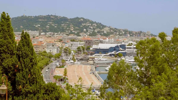 Vista aérea sobre a cidade de Cannes na riviera francesa — Fotografia de Stock