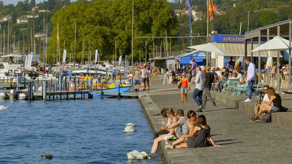 Lake Geneva Beach en la ciudad de Ginebra - GINEBRA, SUIZA - 8 de JULIO de 2020 — Foto de Stock