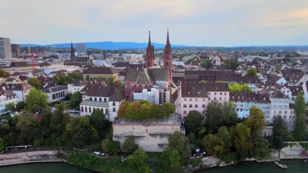 スイスのバーゼルとライン川の上空を飛行 旅行映像 — ストック動画