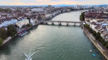 Ren nehri Basel İsviçre şehrinde - akşamları hava görüntüsü - seyahat görüntüleri