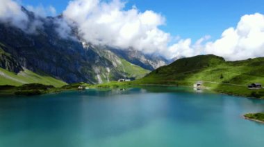 Titlis Dağı 'ndaki Truebsee Gölü' ndeki İsviçre Alpleri 'ndeki harika bir dağ gölü üzerinde uçuş görüntüsü.