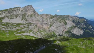 İsviçre Alpleri 'ndeki popüler tatil yeri - İsviçre' nin Melchsee Frutt bölgesi - hava manzaralı - seyahat görüntüleri
